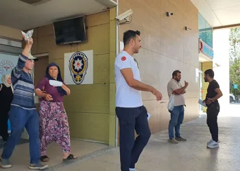 Parmaklarını salça makinesine kaptırdı