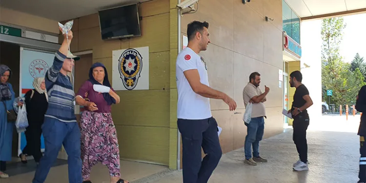 Parmaklarını salça makinesine kaptırdı