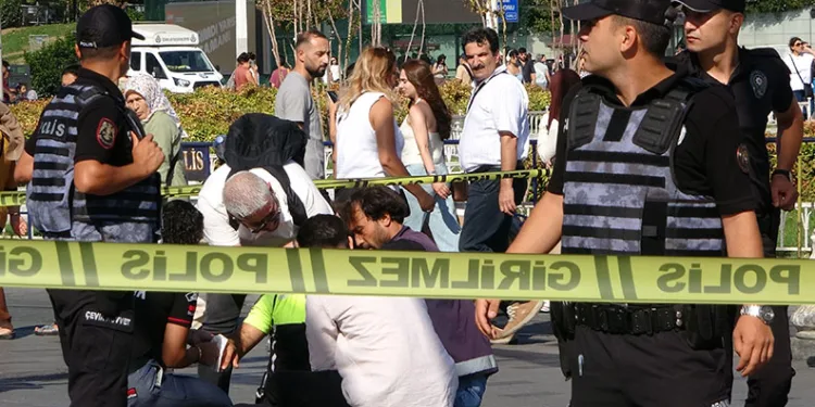 Taksim’de polis aracı kaza yaptı: 4 polis yaralı