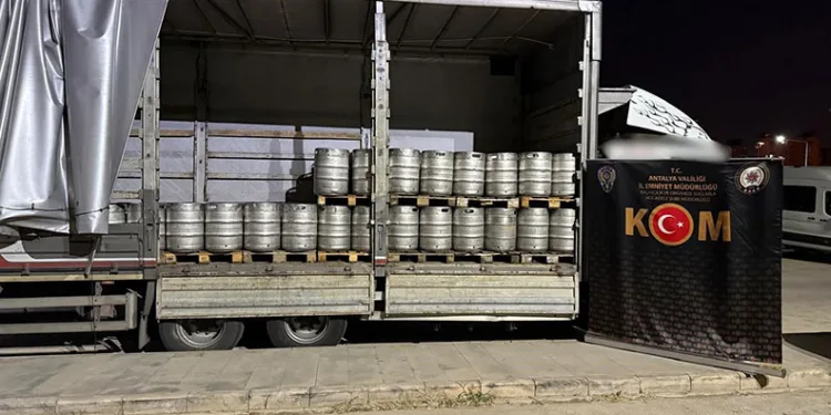 Antalya’da milyonlarca makaron ve binlerce litre kaçak içki ele geçirildi