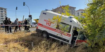 Ambulans ile otomobil çarpıştı: 1’i doktor 7 yaralı