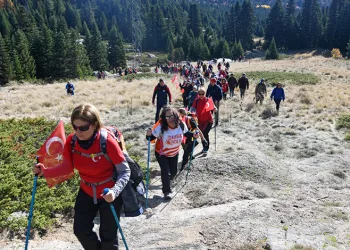Uludağ’da yüzlerce kişi Cumhuriyetin izinde yürüdü