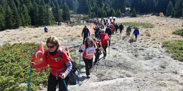Uludağ’da yüzlerce kişi Cumhuriyetin izinde yürüdü