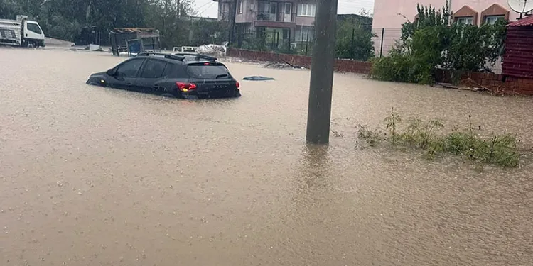 Ortaca’da şiddetli yağış sonrası araçlar su altında kaldı