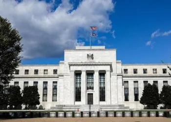 Fed faizi düşürdü