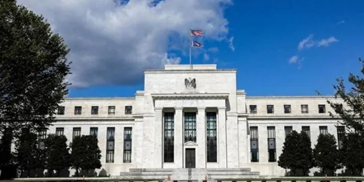 Fed faizi düşürdü