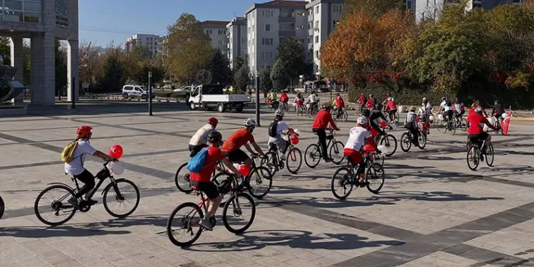 Nilüfer’de Cumhuriyet coşkusu pedallarla sokaklara taşındı