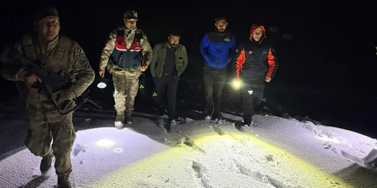 Ağrı’da karda mahsur kalan 2 kişi kurtarıldı