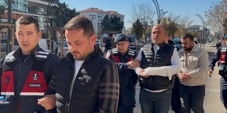 Polise yumruklu saldırıda 3 şahıs tutuklandı