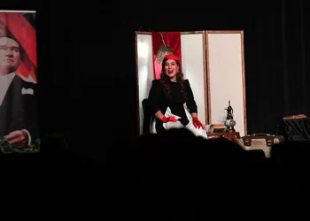 Cumhuriyet’in Kuruluşu Tek Kişilik Müzikalle Anlatıldı