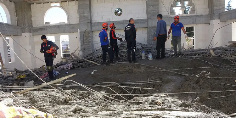  Adıyaman’da, yapımı süren cami inşaatının kubbesinin çökmesi sonucu 5 kişi yaralandı.