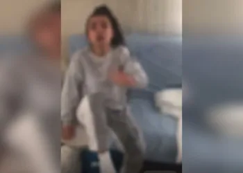 Cani abi kız kardeşinin üstüne kaynar su döküp özür diletti