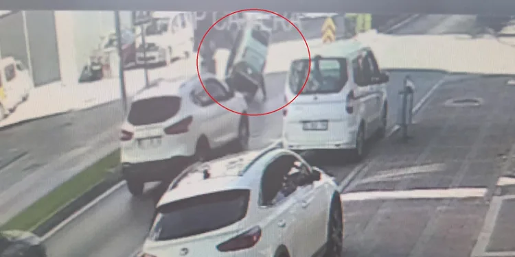 Virajı alamayan elektrikli bisiklet devrildi: 2 yaralı