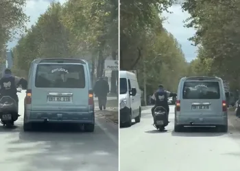 Bursa’da sohbet etmek için seyir halindeki araca yaslandı