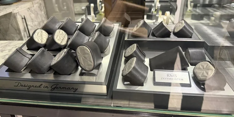 1 dakikada 3 kilo altını çaldılar