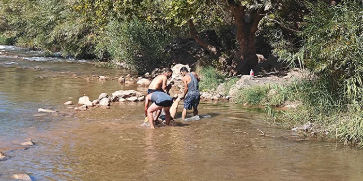 Serinlemek için girdiği suda hayatını kaybetti