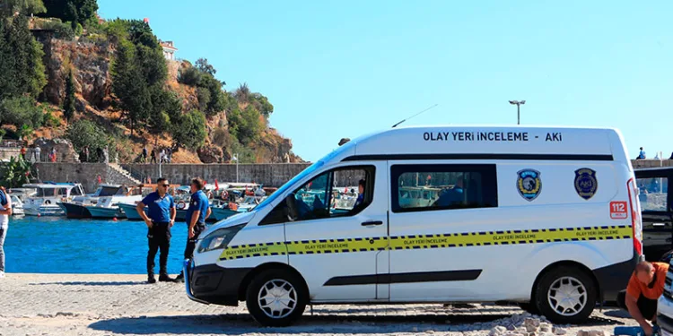 Antalya’da falezlerden düşen genç kız hayatını kaybetti