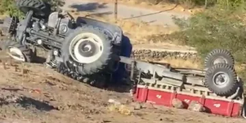 Baba oğul devrilen traktörde ağır yaralandı