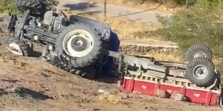 Baba oğul devrilen traktörde ağır yaralandı