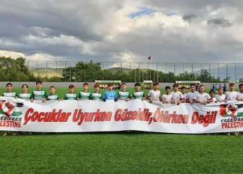 Bursalı futbolcu gençlerden dünyaya mesaj