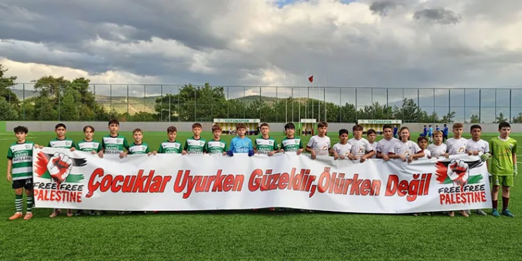 Bursalı futbolcu gençlerden dünyaya mesaj