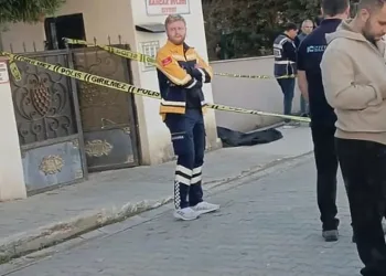 Tartıştığı eşini sokak ortasında silahla vurarak öldürdü