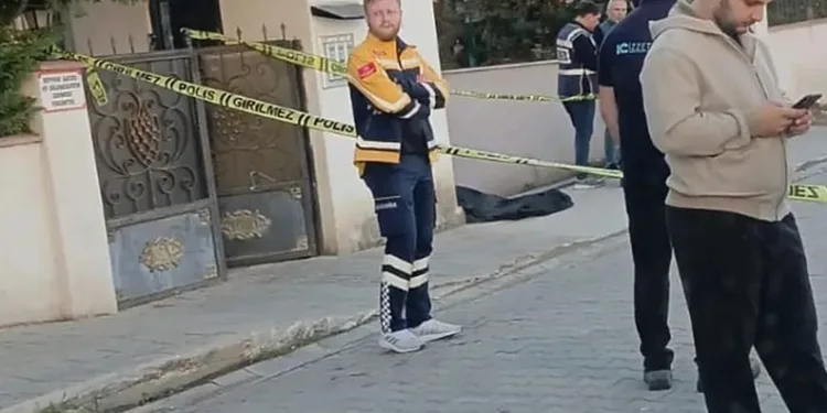 Tartıştığı eşini sokak ortasında silahla vurarak öldürdü