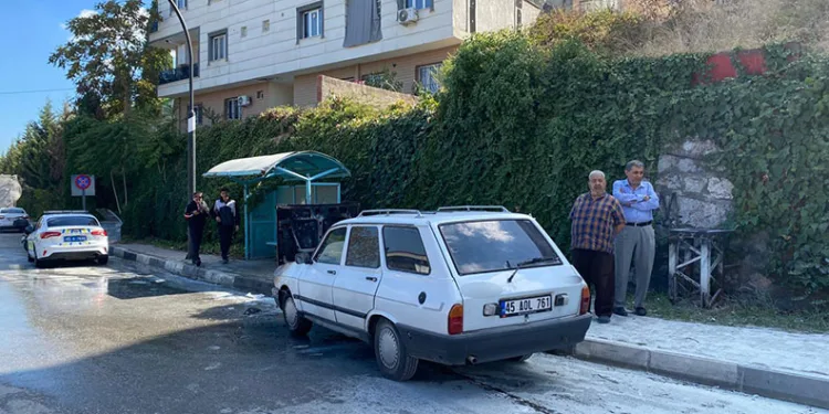 Turgutlu’da seyir halindeki otomobil alev aldı