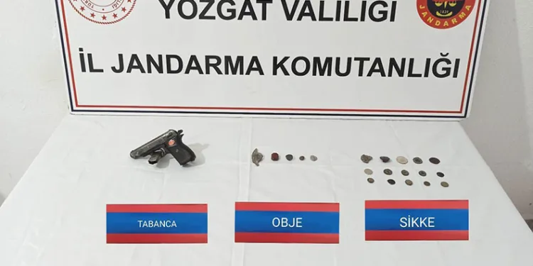 Tarihi eser kaçakçıları jandarmaya yakalandı