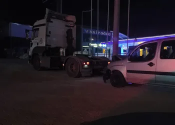 Bursa’da hafif ticari araç tırla çarpıştı: 2 yaralı