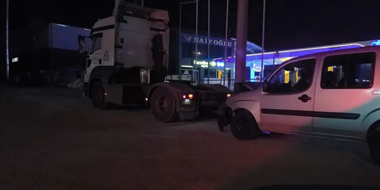 Bursa’da hafif ticari araç tırla çarpıştı: 2 yaralı