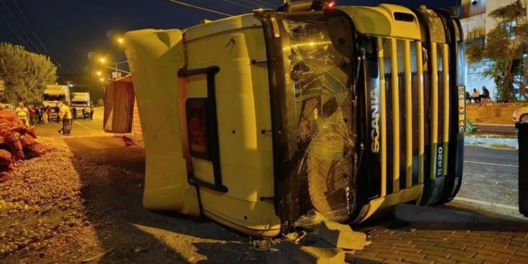 Arızalanan tırdan aşağı indi, hayatını kaybetti