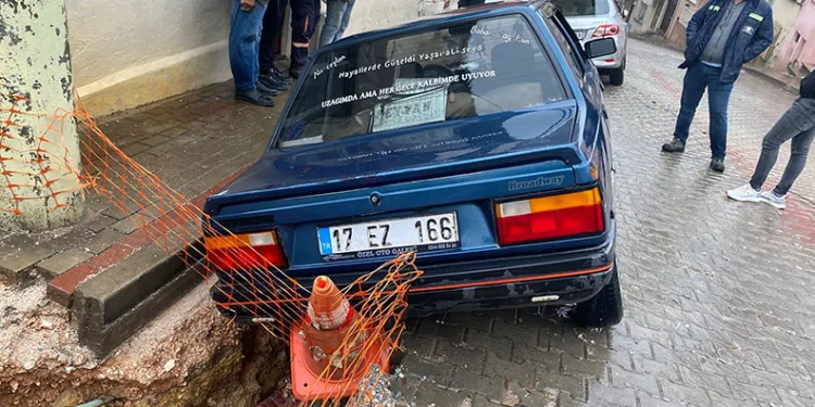 Çanakkale’de çöken yol otomobilleri yuttu