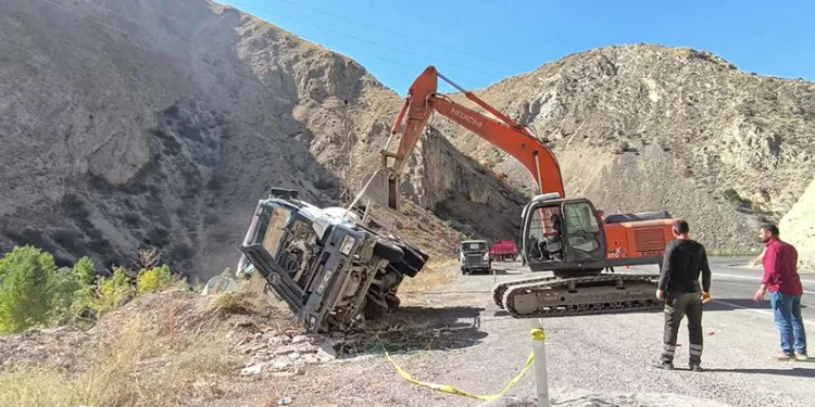Erzurum-Artvin karayolunda kaza: Beton mikseri devrildi