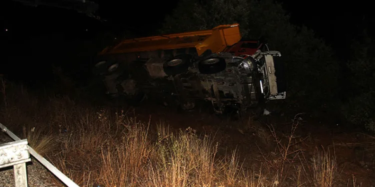 Kamyon bariyerlere çarpıp şarampole devrildi: 2 ölü, 1 yaralı