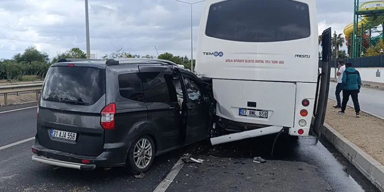 Antalya’da hafif ticari araç midibüse çarptı: 1’i ağır 2 yaralı