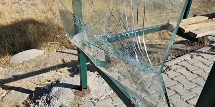 Elazığ’da şehir magandaları durağın camlarını kırdı
