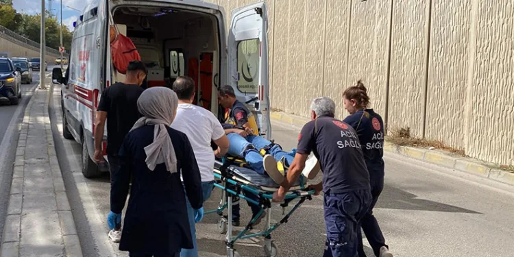 Otomobil aydınlatma direğine çarptı: 3 yaralı