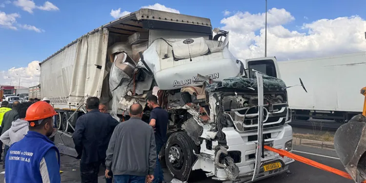 Kayseri’de 3 araçlı zincirleme kaza: 3 yaralı