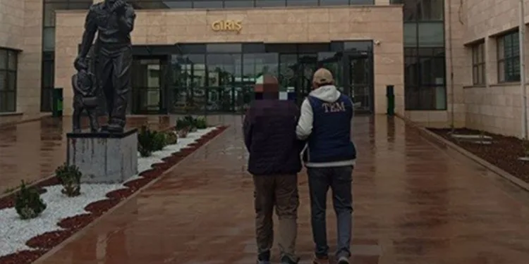 FETÖ’den aranan şahsı polis yakaladı