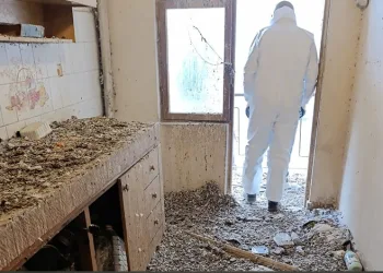 Bursa’da çöp eve dönen bina mahkeme kararıyla boşaltıldı