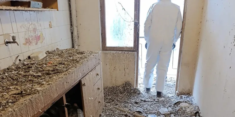 Bursa’da çöp eve dönen bina mahkeme kararıyla boşaltıldı