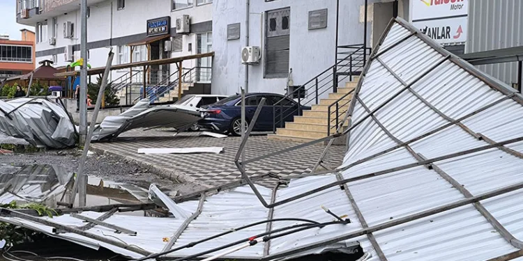 Hatay’da fırtınada uçan çatı 2 araca zarar verdi