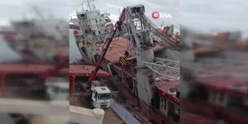 Tuzla’da bakıma alınan gemi yan yattı: 1 işçi ölü