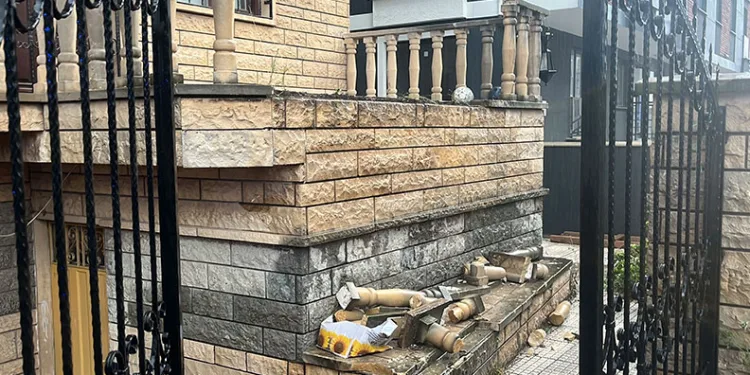 14 yaşındaki çocuğun üzerine beton korkuluk düştü