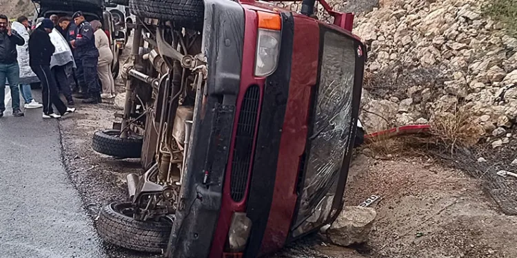 Kamyonet su tahliye kanalına devrildi: 5 yaralı
