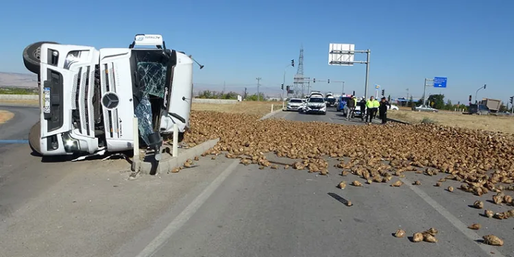 Malatya’da pancar yüklü tır devrildi: 1 yaralı
