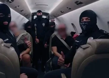 Aranan iki suçlu Türkiye’ye getirildi