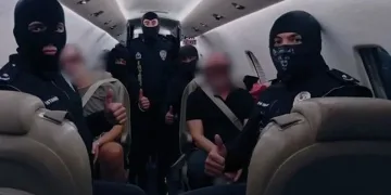 Aranan iki suçlu Türkiye’ye getirildi