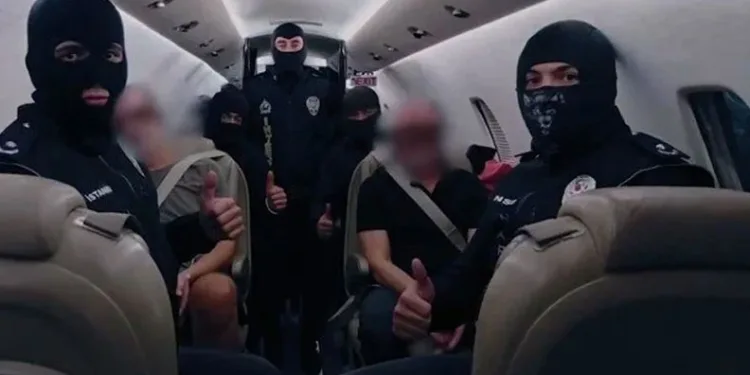 Aranan iki suçlu Türkiye’ye getirildi